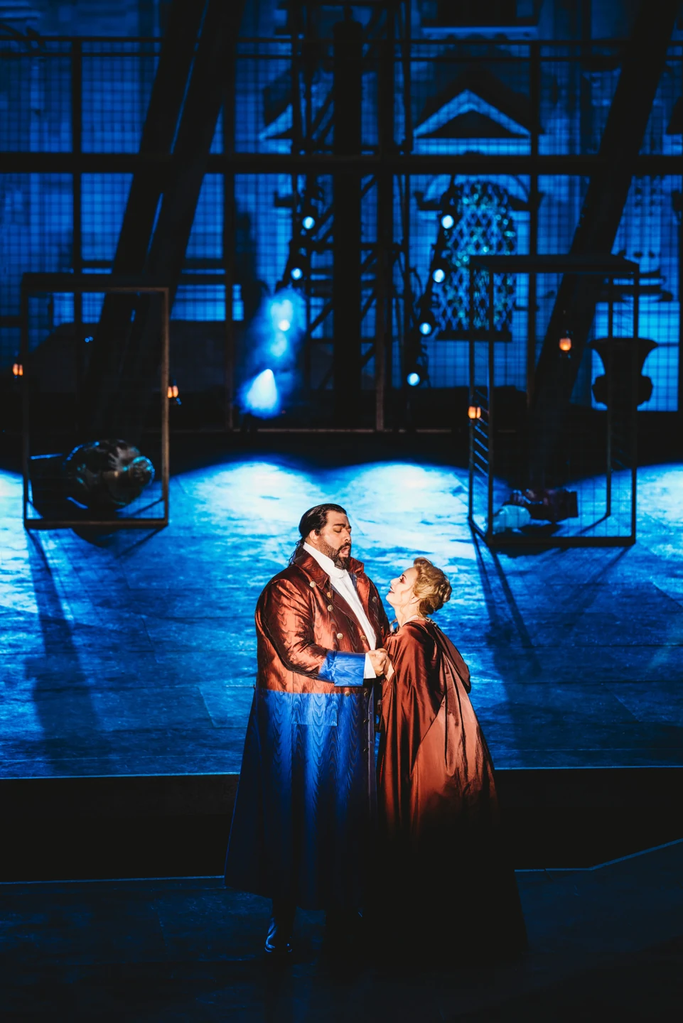Opernszene von Andrea Chénier im blauen Bühnenlicht