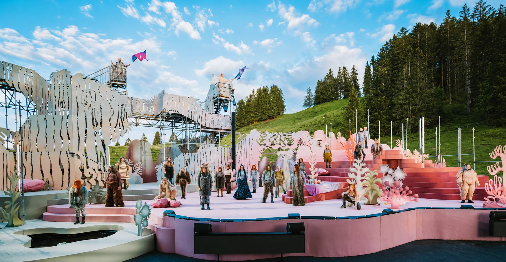 Ensemble auf der pastellfarbenen Freilichtbühne von The Fairy Queen