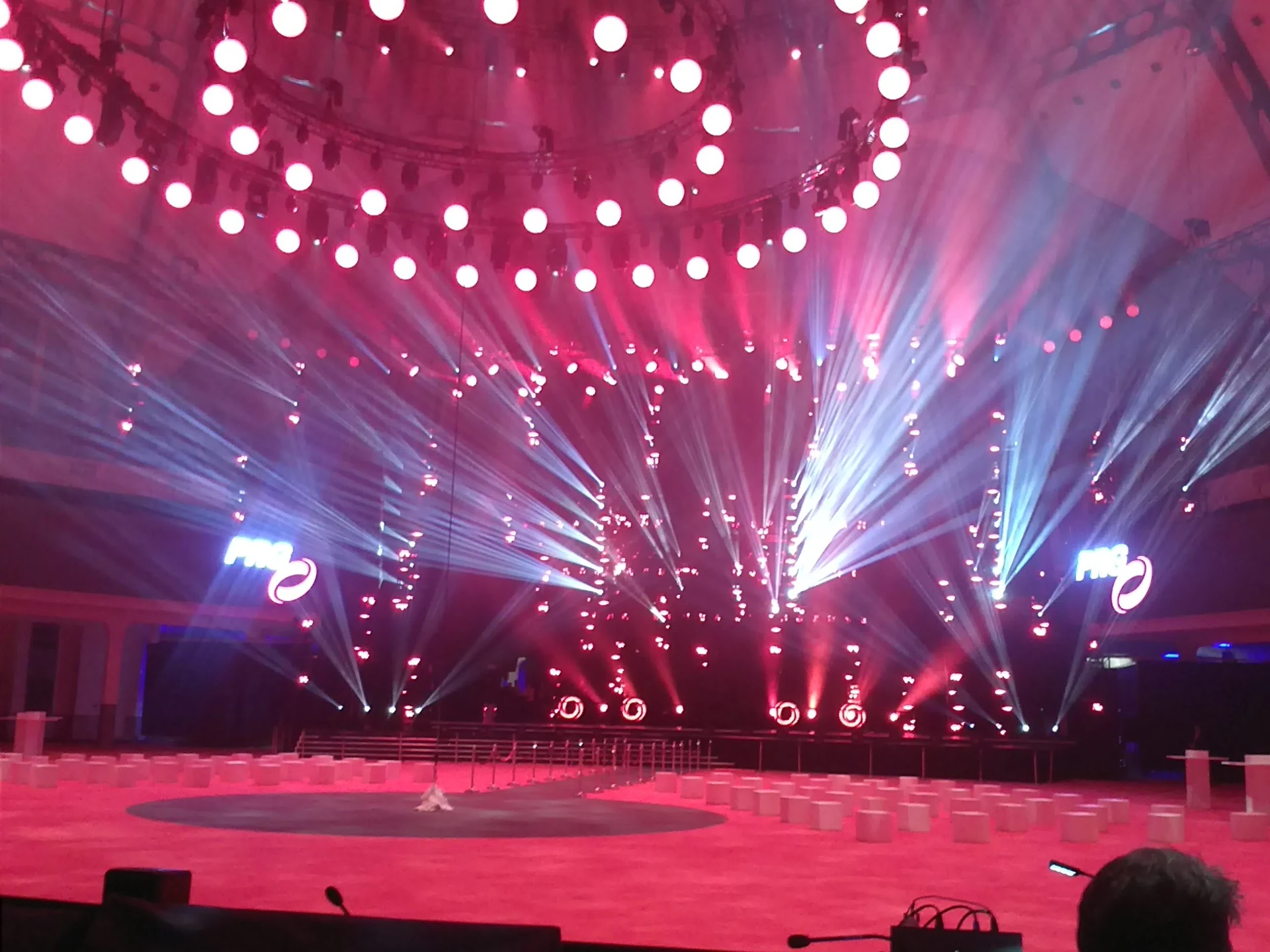 Rote und weiße Lichtstrahlen über der Bühne der LEA Awards