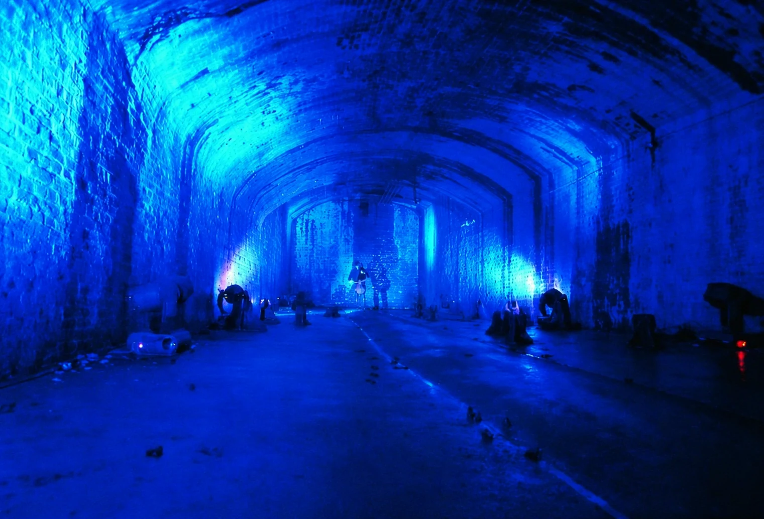 Blau beleuchtetes Gewölbe mit Cellokonzert