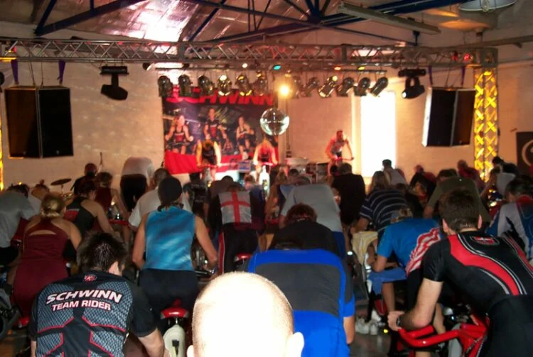 Spinning-Veranstaltung mit Publikum und Bühne