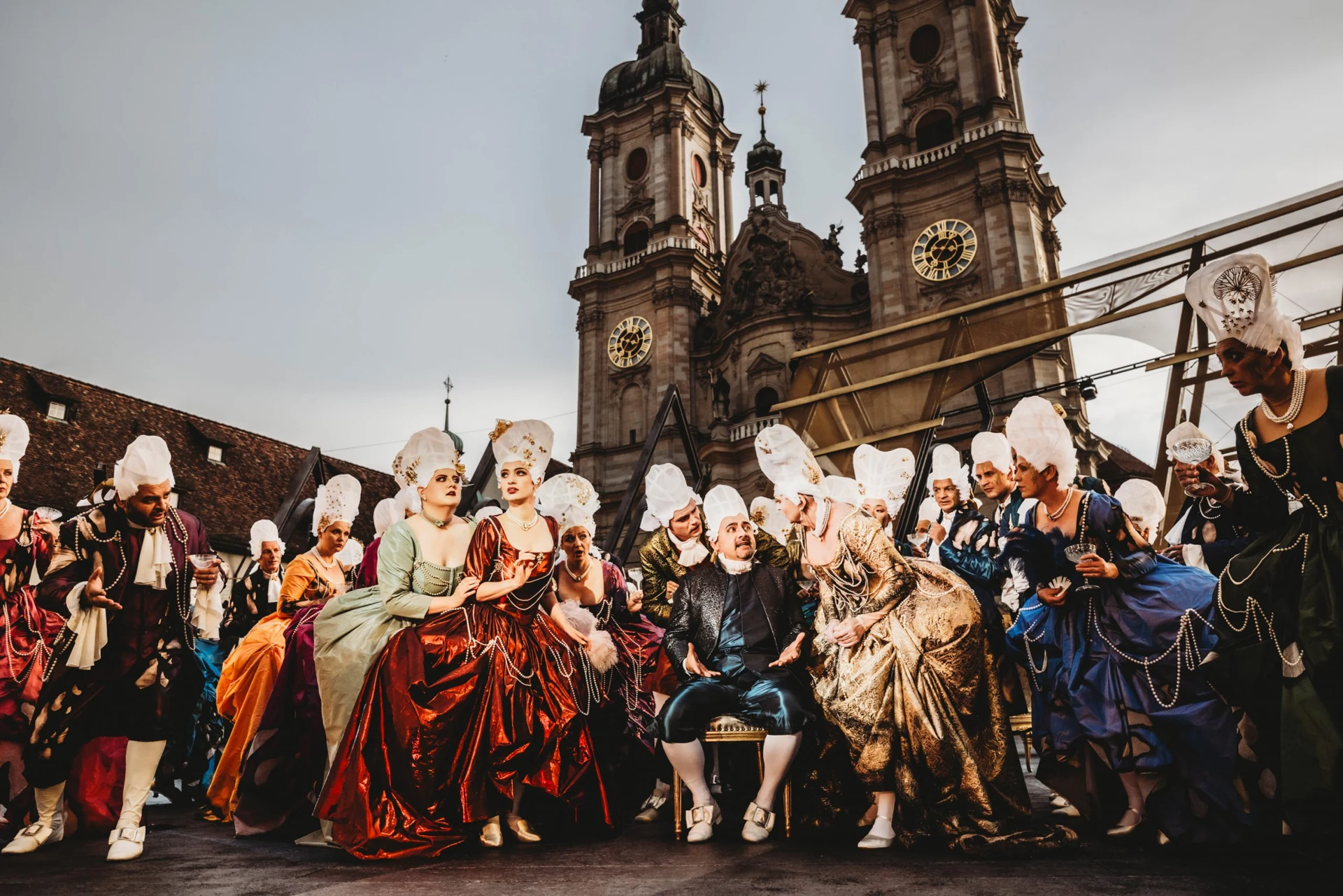 Opernensemble in Kostümen vor der Kathedrale von St. Gallen