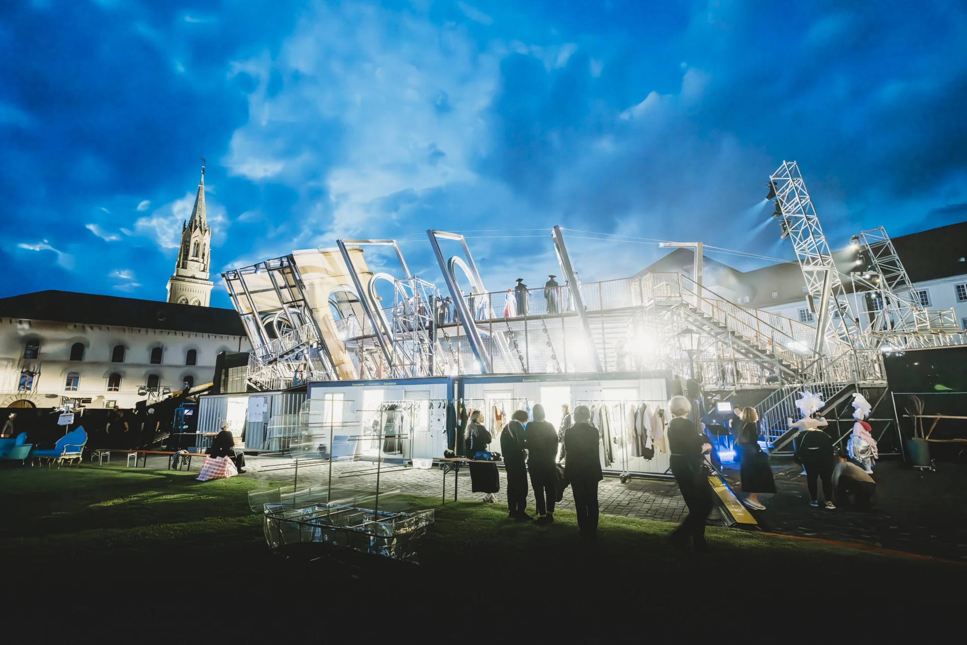 Bühne vor der Kathedrale von St. Gallen im blauen Abendlicht