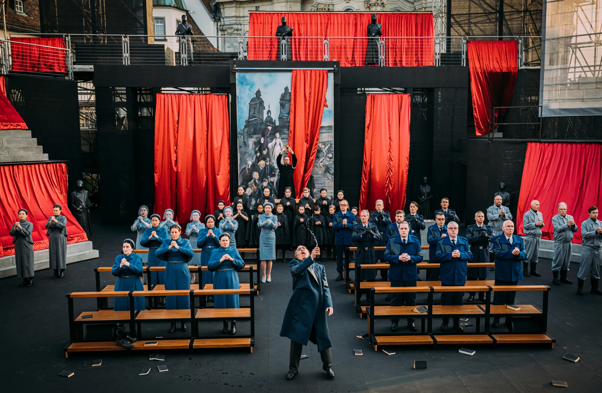 Ensemble auf der rot inszenierten Tosca-Freilichtbühne